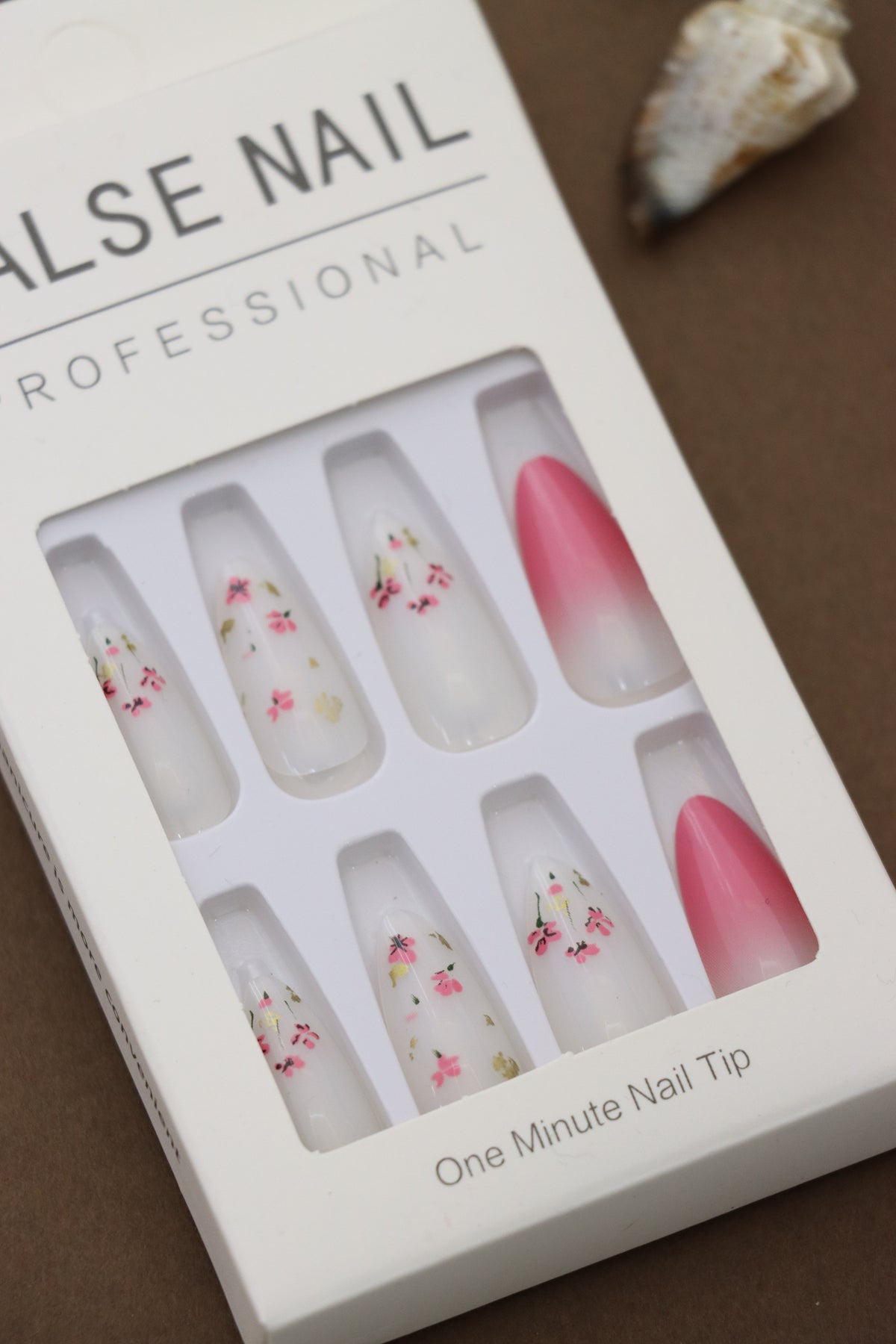 Bloom in style! These floral and ombré press-on nails exude a delicate charm perfect for any occasion. Add a touch of nature-inspired elegance to your look!