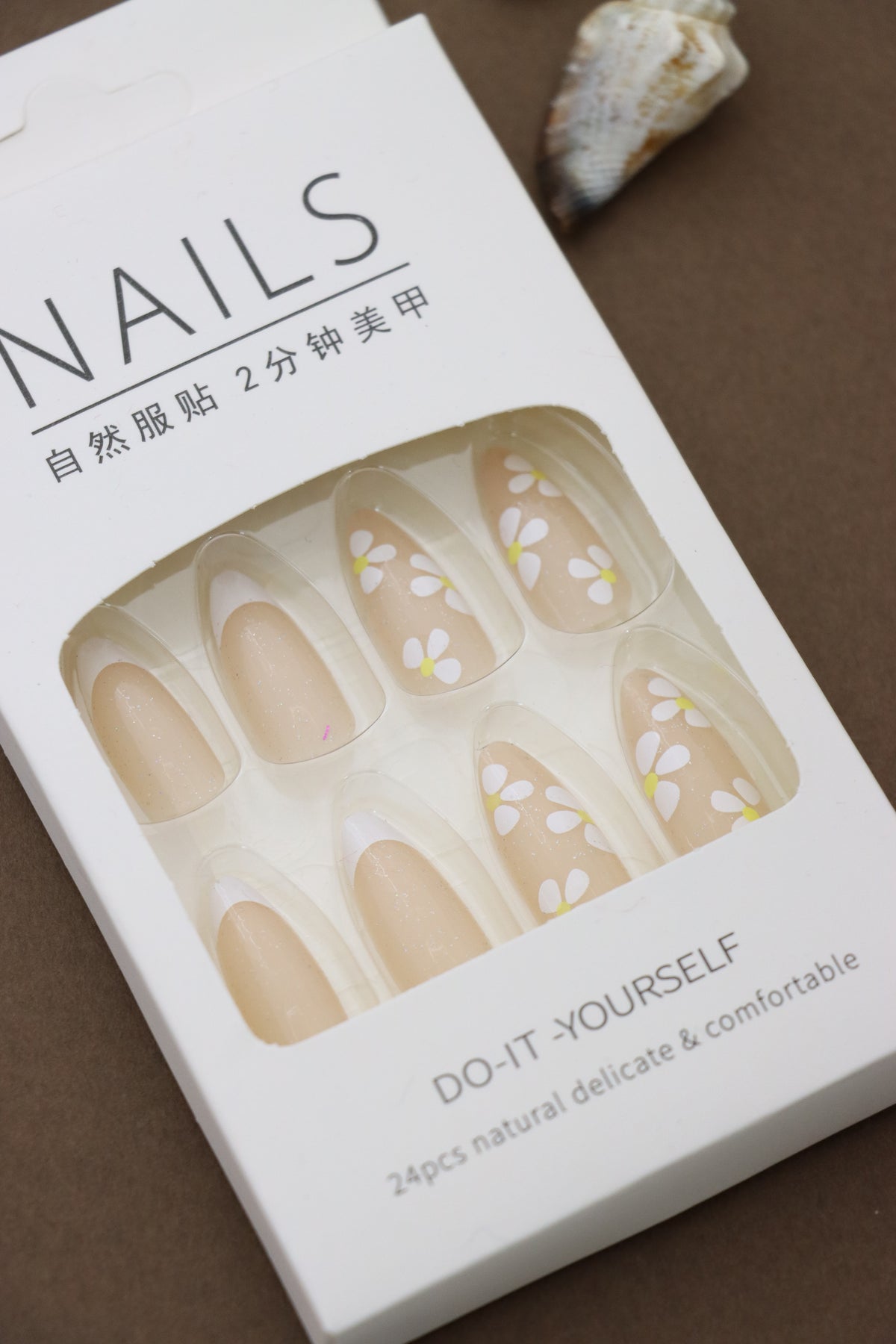 Bring a little sunshine to your style with these charming daisy-patterned press-on nails. A cheerful, natural look for any occasion!