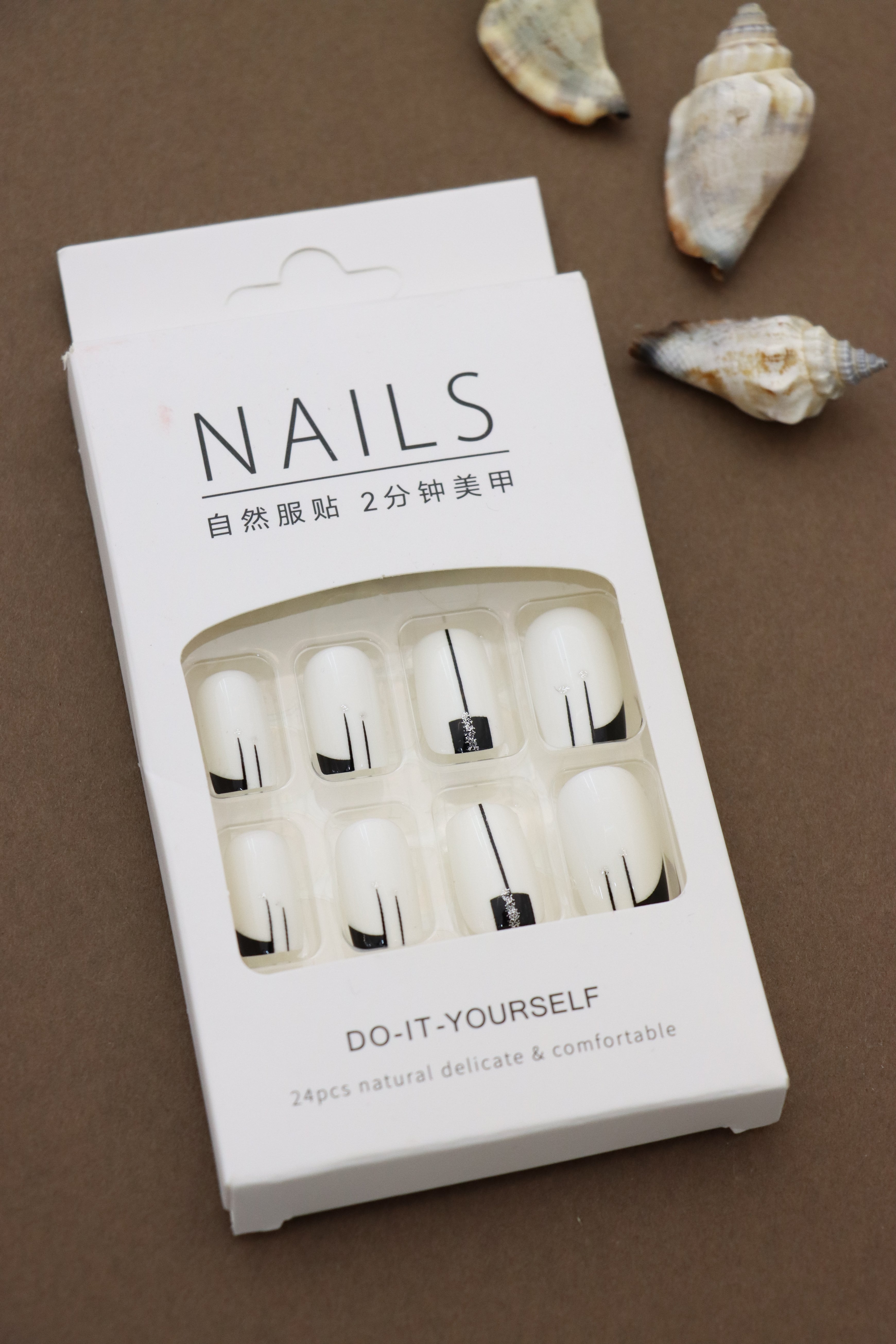 Elegant White and Black Minimalist Press-On Nails - 24pcs Chic Linear Design Set