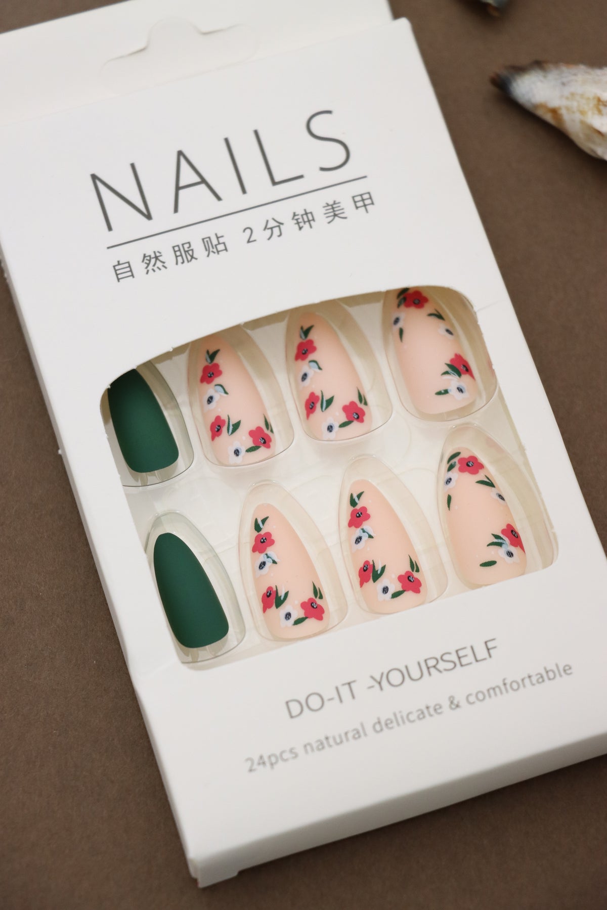 Add a touch of nature-inspired charm to your nails with these floral press-ons! Featuring delicate red flowers and a matte green accent, they’re perfect for a chic and effortless look